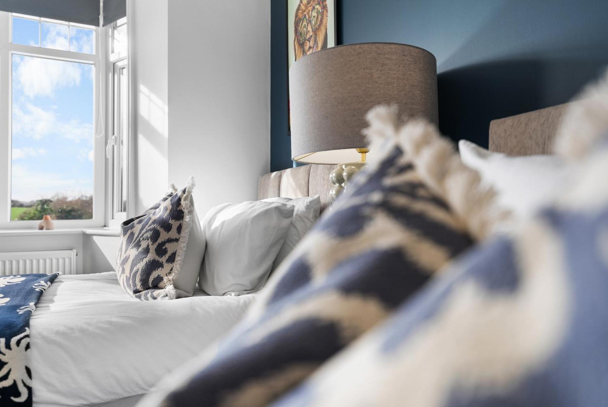 Long Term And Summer Special Offer! 5-Bedroom Spacious, Stunning Design, Sociable Areas & Cosy House Near South Downs Park, Sleeps 11 With Games Room, Private Parking And Garden- By Blue Puffin Stays วอเตอร์ลูวิลล์ ภายนอก รูปภาพ