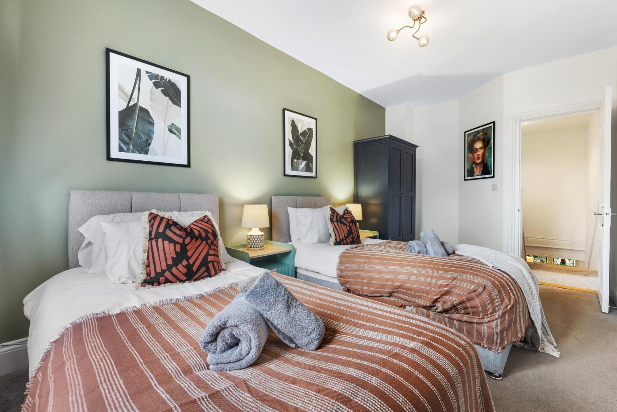 Long Term And Summer Special Offer! 5-Bedroom Spacious, Stunning Design, Sociable Areas & Cosy House Near South Downs Park, Sleeps 11 With Games Room, Private Parking And Garden- By Blue Puffin Stays วอเตอร์ลูวิลล์ ภายนอก รูปภาพ