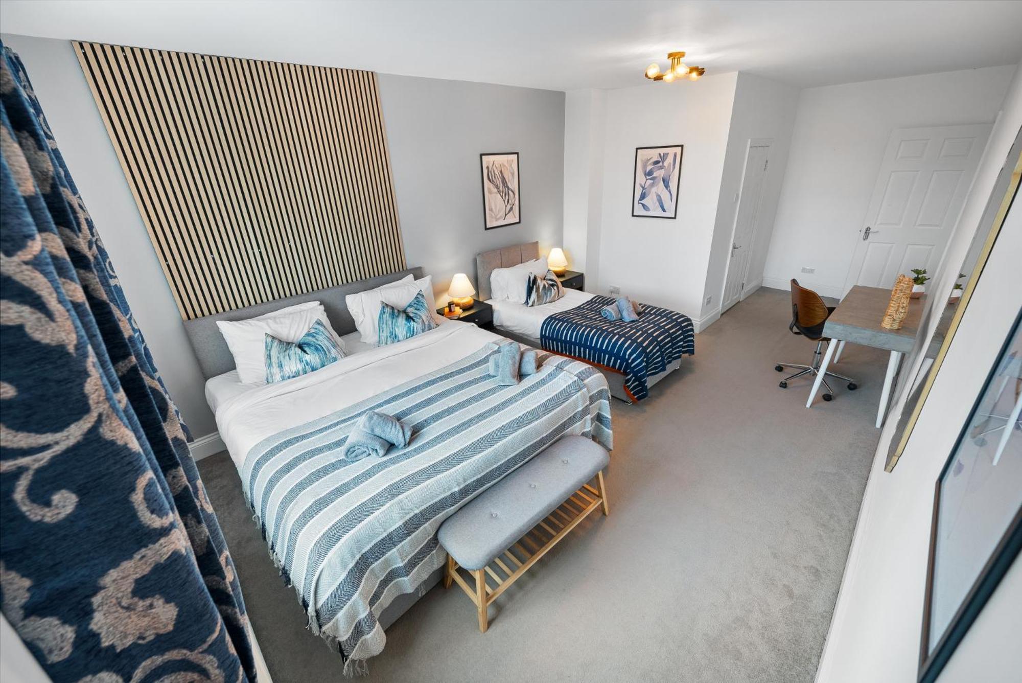 Long Term And Summer Special Offer! 5-Bedroom Spacious, Stunning Design, Sociable Areas & Cosy House Near South Downs Park, Sleeps 11 With Games Room, Private Parking And Garden- By Blue Puffin Stays วอเตอร์ลูวิลล์ ภายนอก รูปภาพ