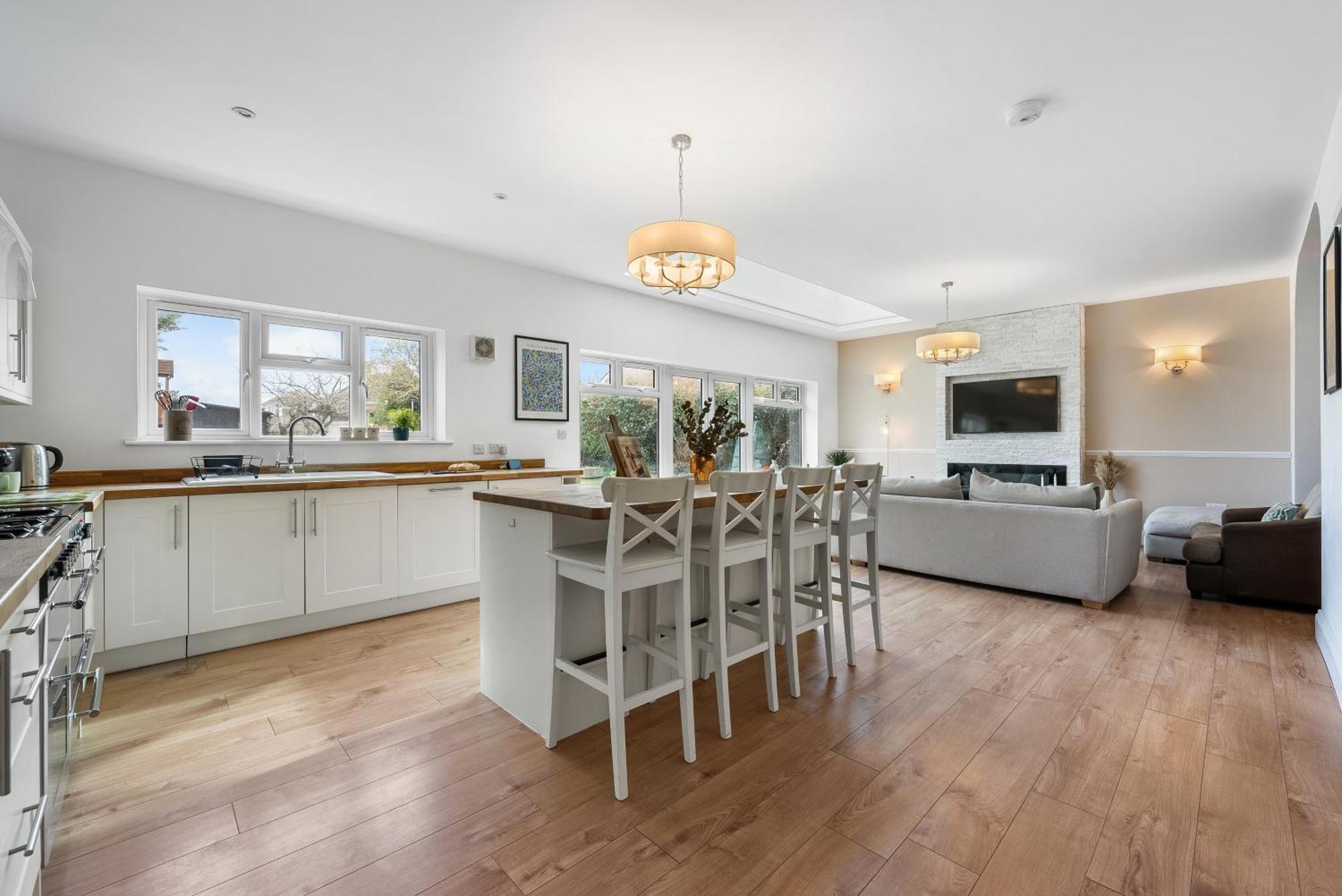 Long Term And Summer Special Offer! 5-Bedroom Spacious, Stunning Design, Sociable Areas & Cosy House Near South Downs Park, Sleeps 11 With Games Room, Private Parking And Garden- By Blue Puffin Stays วอเตอร์ลูวิลล์ ภายนอก รูปภาพ