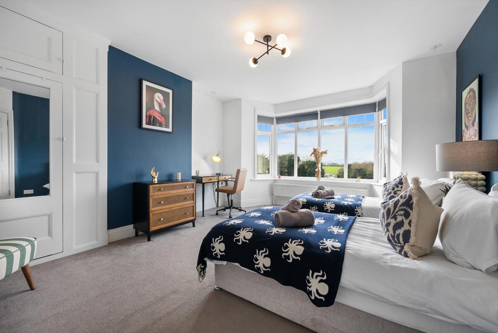 Long Term And Summer Special Offer! 5-Bedroom Spacious, Stunning Design, Sociable Areas & Cosy House Near South Downs Park, Sleeps 11 With Games Room, Private Parking And Garden- By Blue Puffin Stays วอเตอร์ลูวิลล์ ภายนอก รูปภาพ