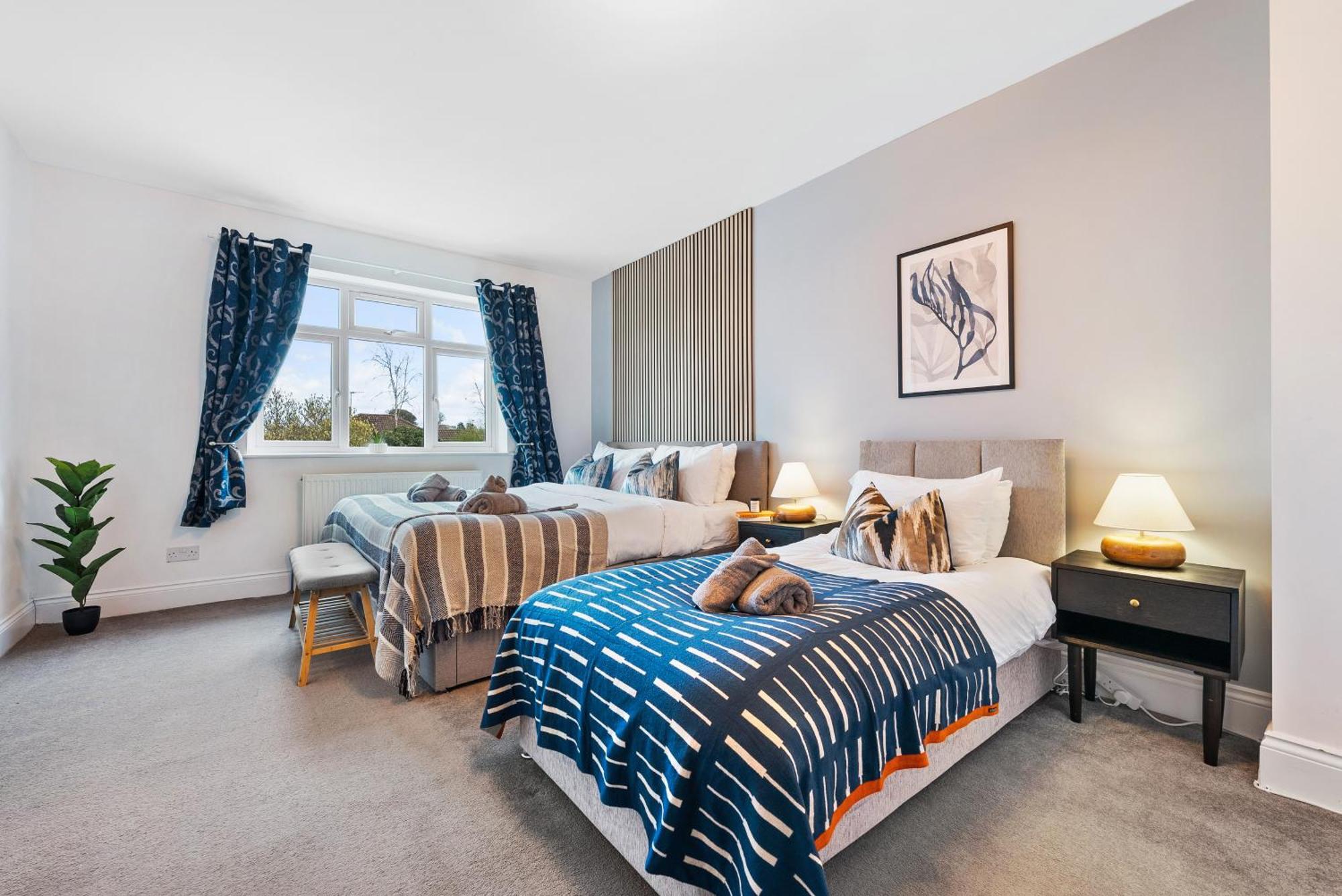 Long Term And Summer Special Offer! 5-Bedroom Spacious, Stunning Design, Sociable Areas & Cosy House Near South Downs Park, Sleeps 11 With Games Room, Private Parking And Garden- By Blue Puffin Stays วอเตอร์ลูวิลล์ ภายนอก รูปภาพ