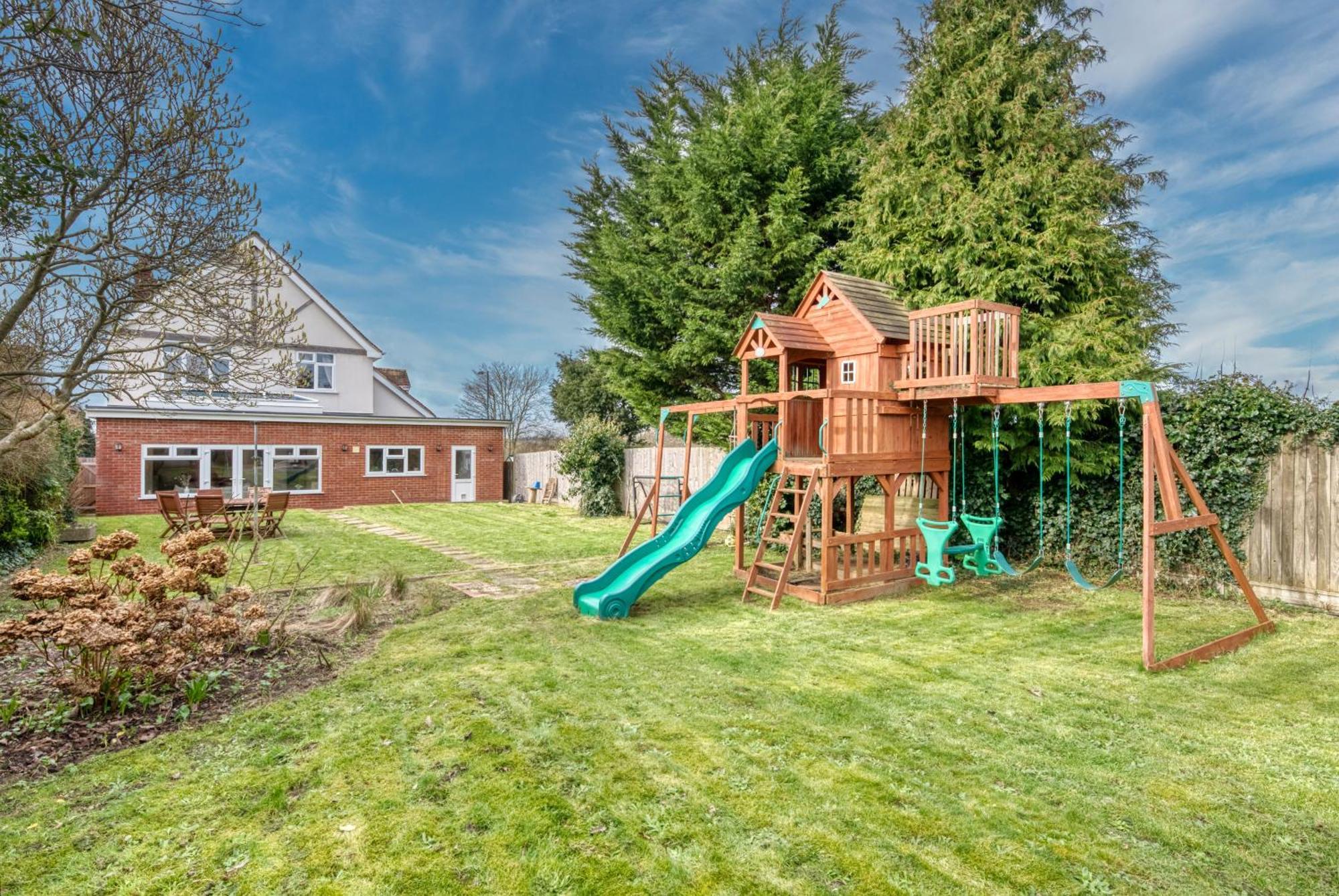 Long Term And Summer Special Offer! 5-Bedroom Spacious, Stunning Design, Sociable Areas & Cosy House Near South Downs Park, Sleeps 11 With Games Room, Private Parking And Garden- By Blue Puffin Stays วอเตอร์ลูวิลล์ ภายนอก รูปภาพ