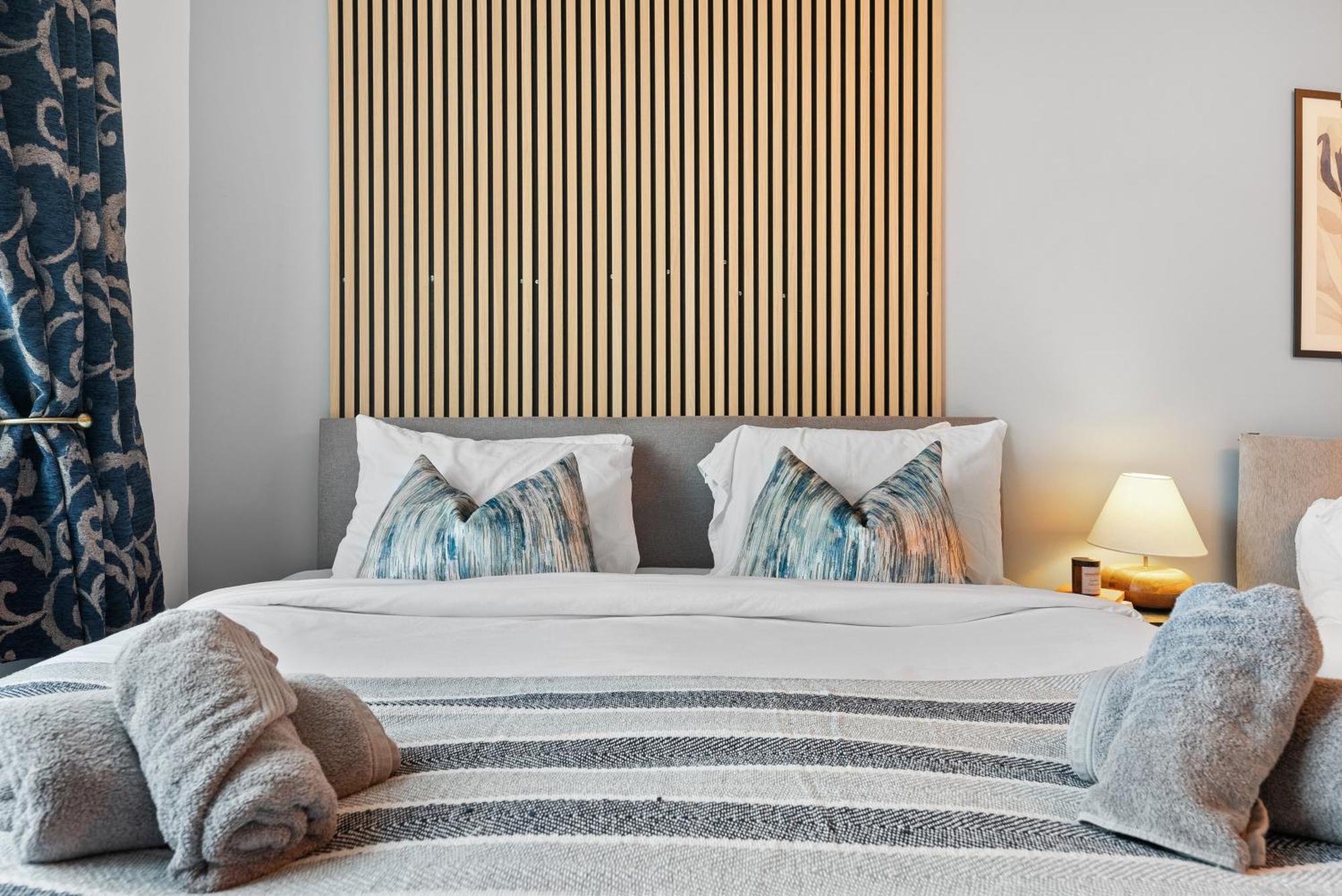 Long Term And Summer Special Offer! 5-Bedroom Spacious, Stunning Design, Sociable Areas & Cosy House Near South Downs Park, Sleeps 11 With Games Room, Private Parking And Garden- By Blue Puffin Stays วอเตอร์ลูวิลล์ ภายนอก รูปภาพ