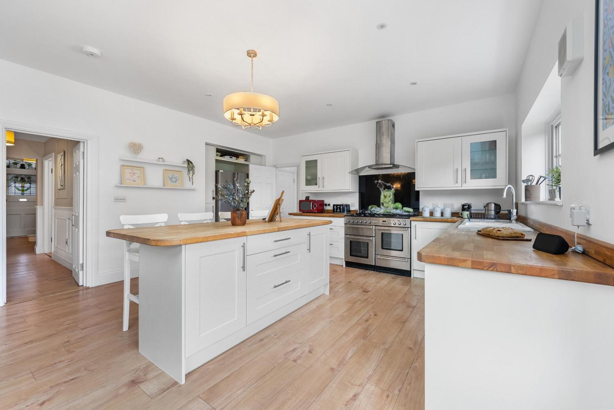 Long Term And Summer Special Offer! 5-Bedroom Spacious, Stunning Design, Sociable Areas & Cosy House Near South Downs Park, Sleeps 11 With Games Room, Private Parking And Garden- By Blue Puffin Stays วอเตอร์ลูวิลล์ ภายนอก รูปภาพ
