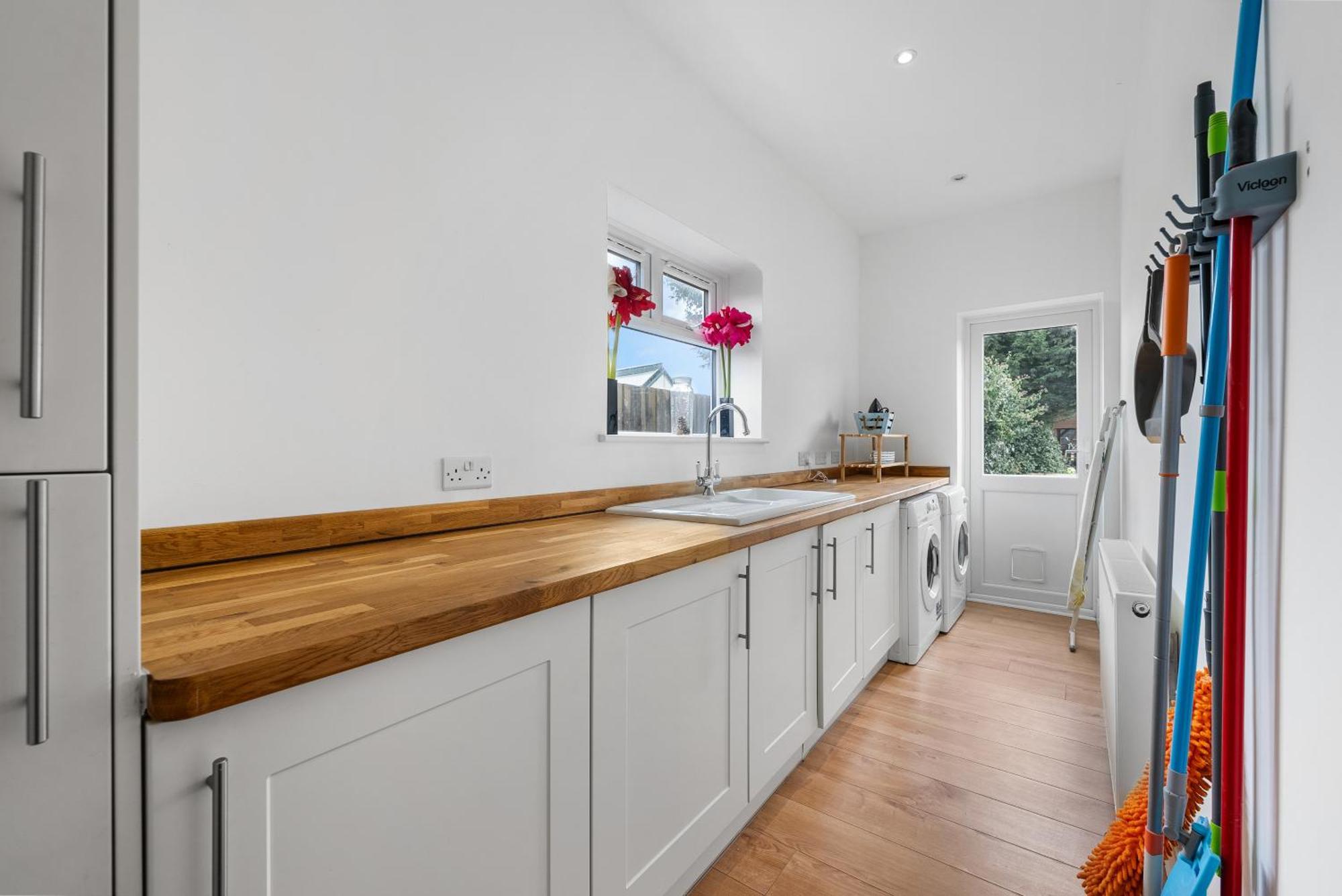 Long Term And Summer Special Offer! 5-Bedroom Spacious, Stunning Design, Sociable Areas & Cosy House Near South Downs Park, Sleeps 11 With Games Room, Private Parking And Garden- By Blue Puffin Stays วอเตอร์ลูวิลล์ ภายนอก รูปภาพ