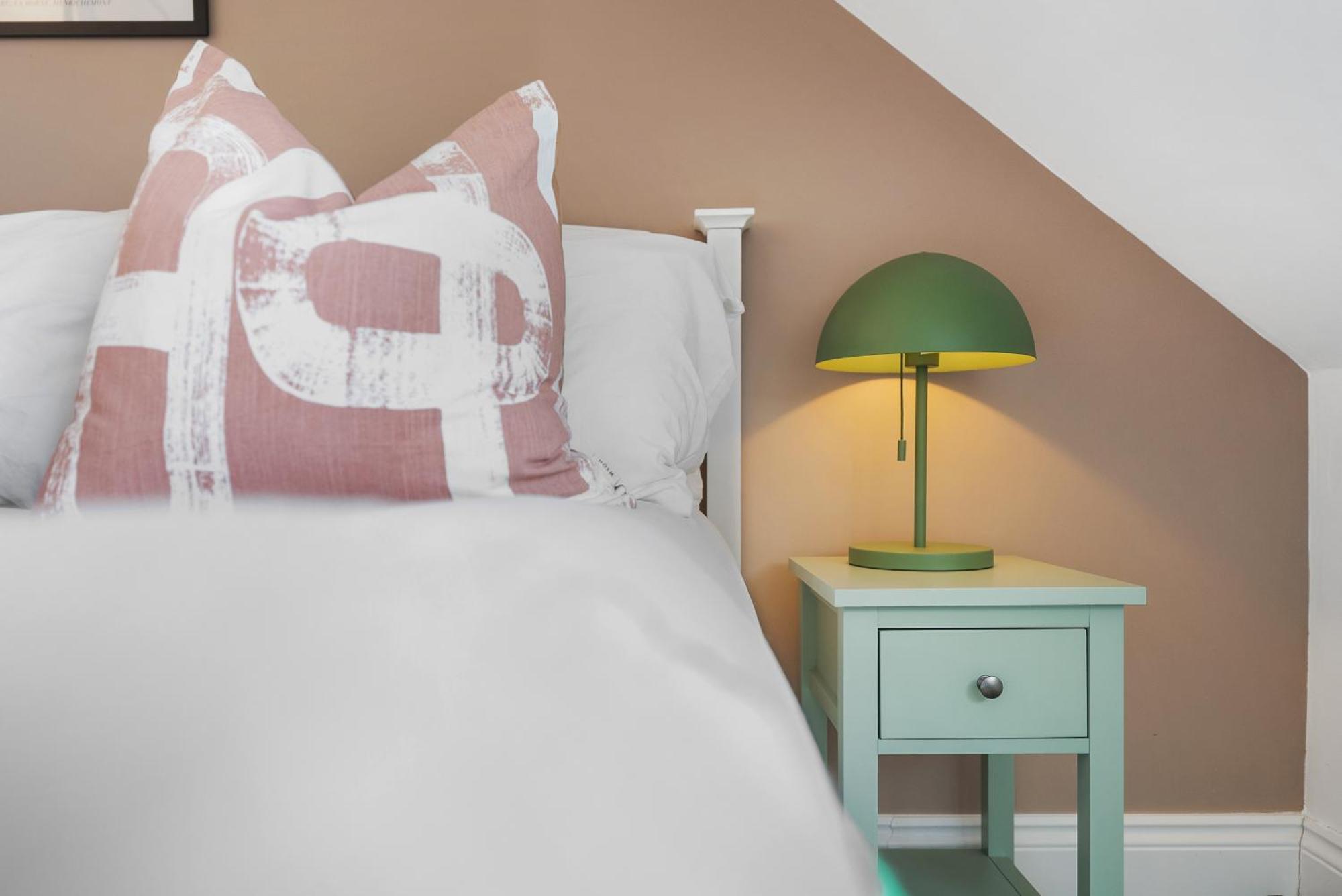 Long Term And Summer Special Offer! 5-Bedroom Spacious, Stunning Design, Sociable Areas & Cosy House Near South Downs Park, Sleeps 11 With Games Room, Private Parking And Garden- By Blue Puffin Stays วอเตอร์ลูวิลล์ ภายนอก รูปภาพ