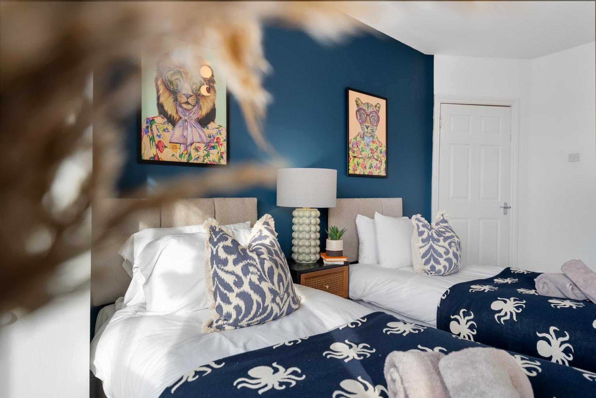 Long Term And Summer Special Offer! 5-Bedroom Spacious, Stunning Design, Sociable Areas & Cosy House Near South Downs Park, Sleeps 11 With Games Room, Private Parking And Garden- By Blue Puffin Stays วอเตอร์ลูวิลล์ ภายนอก รูปภาพ