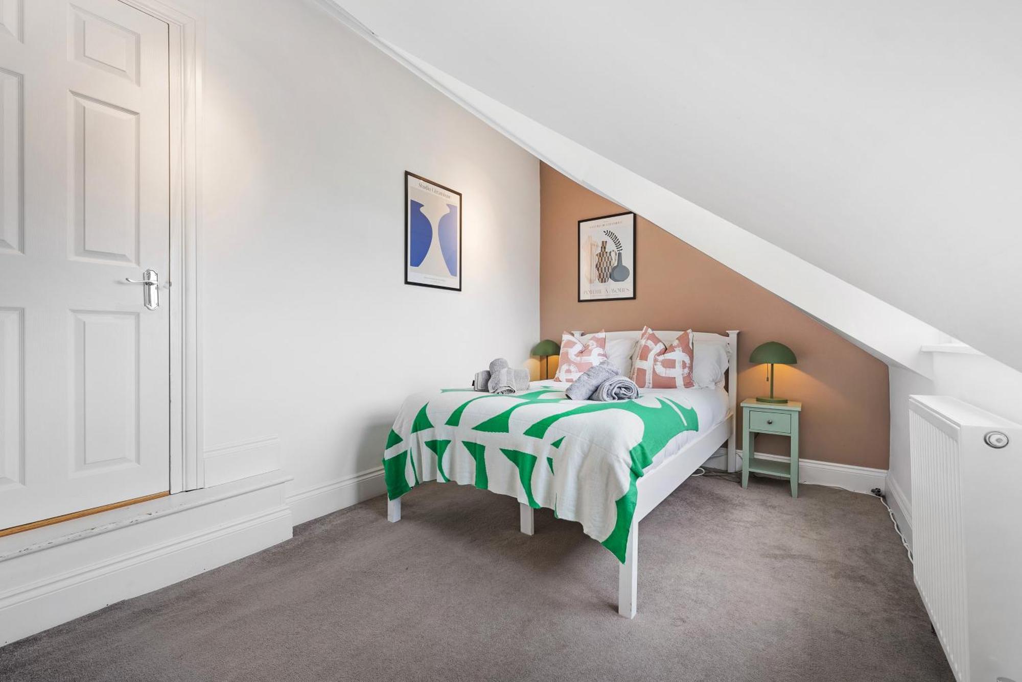 Long Term And Summer Special Offer! 5-Bedroom Spacious, Stunning Design, Sociable Areas & Cosy House Near South Downs Park, Sleeps 11 With Games Room, Private Parking And Garden- By Blue Puffin Stays วอเตอร์ลูวิลล์ ภายนอก รูปภาพ