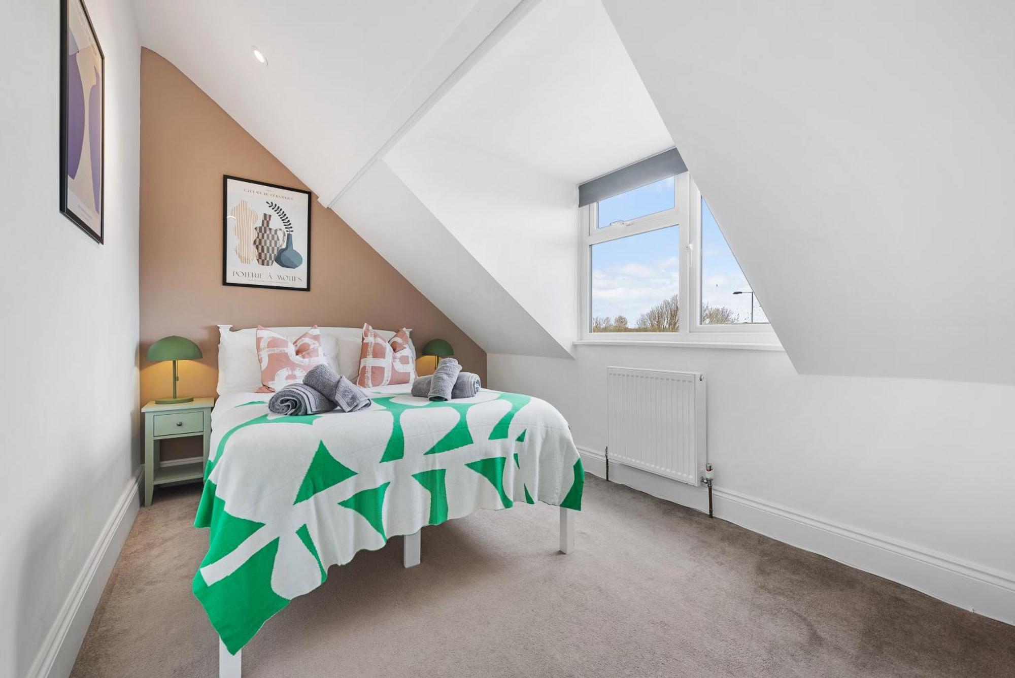 Long Term And Summer Special Offer! 5-Bedroom Spacious, Stunning Design, Sociable Areas & Cosy House Near South Downs Park, Sleeps 11 With Games Room, Private Parking And Garden- By Blue Puffin Stays วอเตอร์ลูวิลล์ ภายนอก รูปภาพ