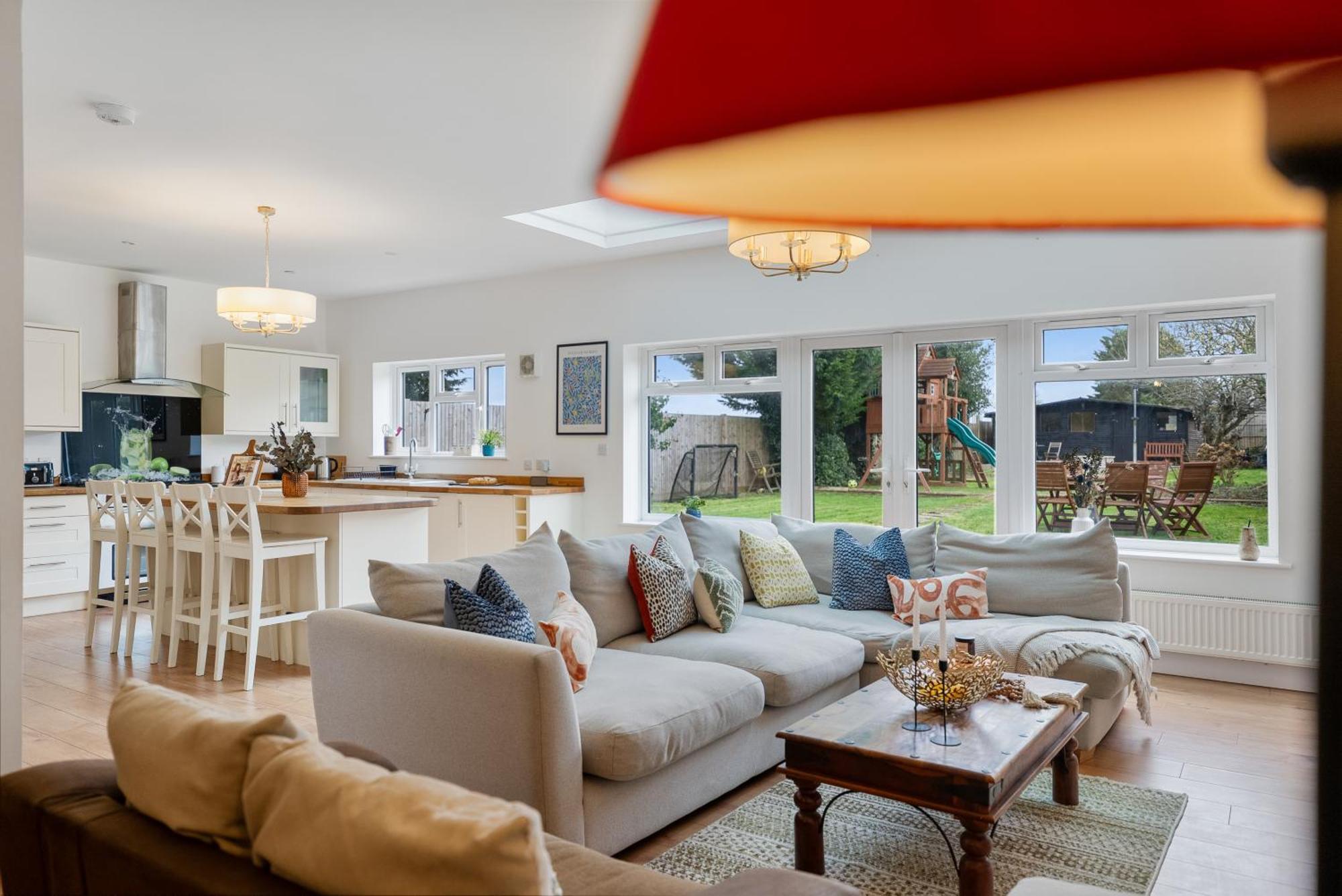 Long Term And Summer Special Offer! 5-Bedroom Spacious, Stunning Design, Sociable Areas & Cosy House Near South Downs Park, Sleeps 11 With Games Room, Private Parking And Garden- By Blue Puffin Stays วอเตอร์ลูวิลล์ ภายนอก รูปภาพ
