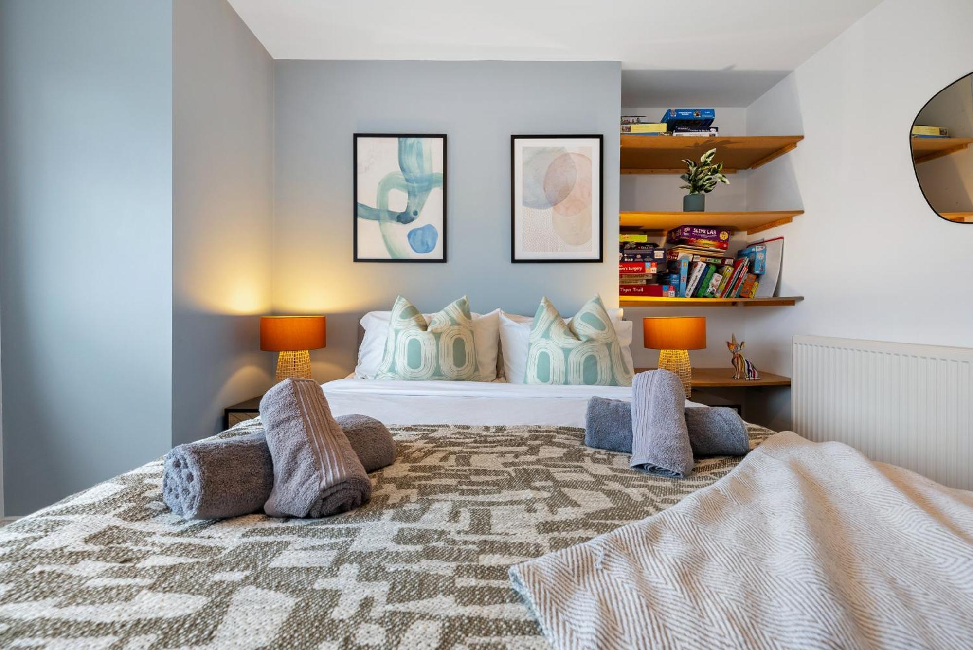 Long Term And Summer Special Offer! 5-Bedroom Spacious, Stunning Design, Sociable Areas & Cosy House Near South Downs Park, Sleeps 11 With Games Room, Private Parking And Garden- By Blue Puffin Stays วอเตอร์ลูวิลล์ ภายนอก รูปภาพ