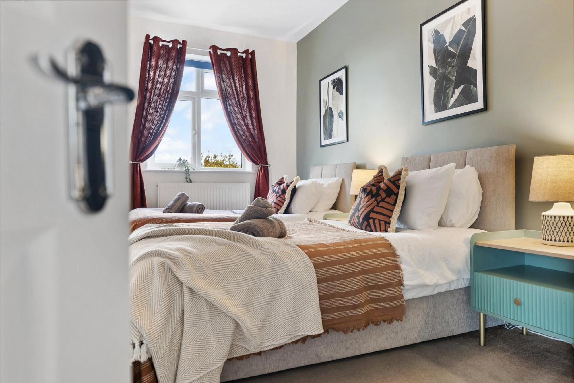 Long Term And Summer Special Offer! 5-Bedroom Spacious, Stunning Design, Sociable Areas & Cosy House Near South Downs Park, Sleeps 11 With Games Room, Private Parking And Garden- By Blue Puffin Stays วอเตอร์ลูวิลล์ ภายนอก รูปภาพ