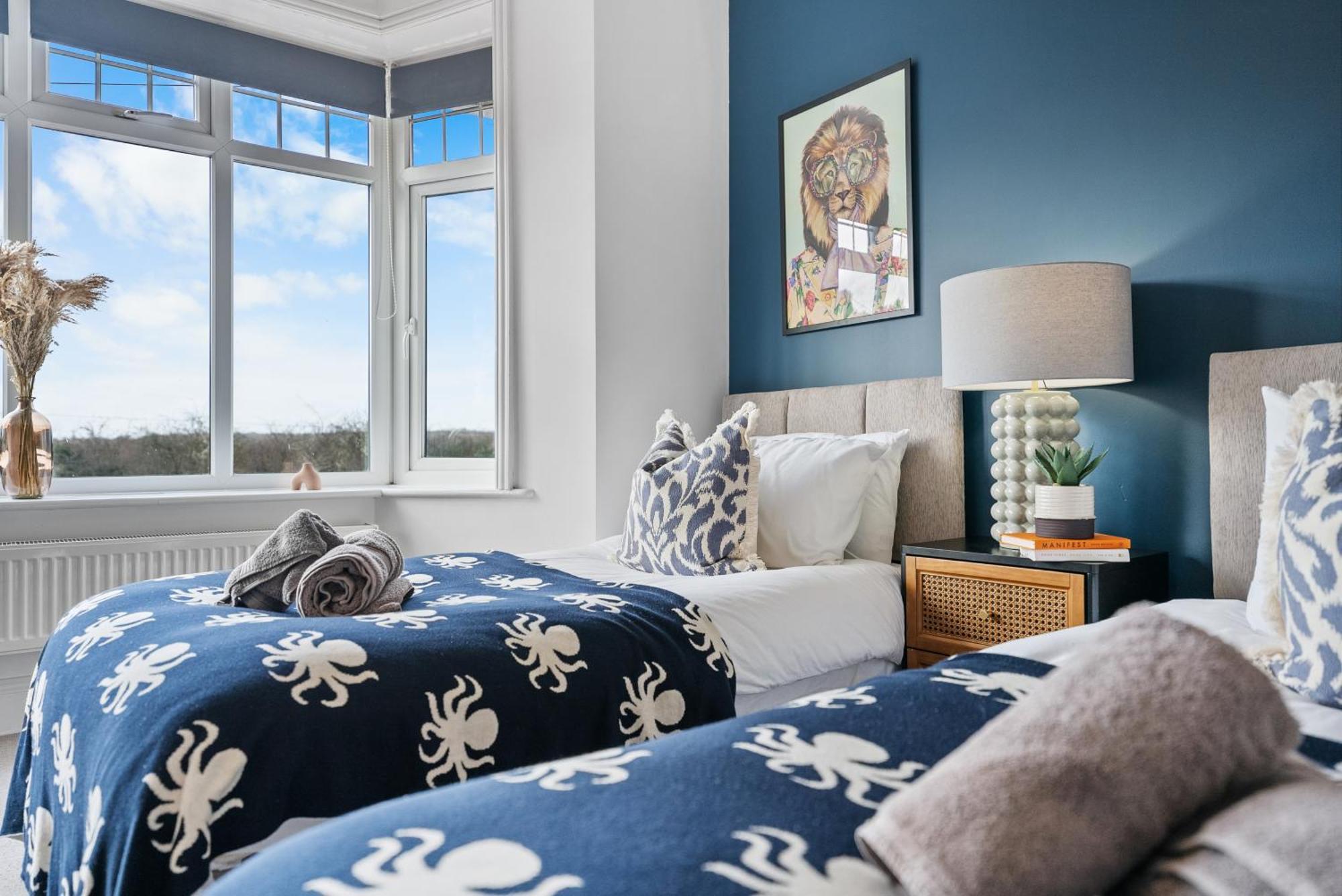 Long Term And Summer Special Offer! 5-Bedroom Spacious, Stunning Design, Sociable Areas & Cosy House Near South Downs Park, Sleeps 11 With Games Room, Private Parking And Garden- By Blue Puffin Stays วอเตอร์ลูวิลล์ ภายนอก รูปภาพ