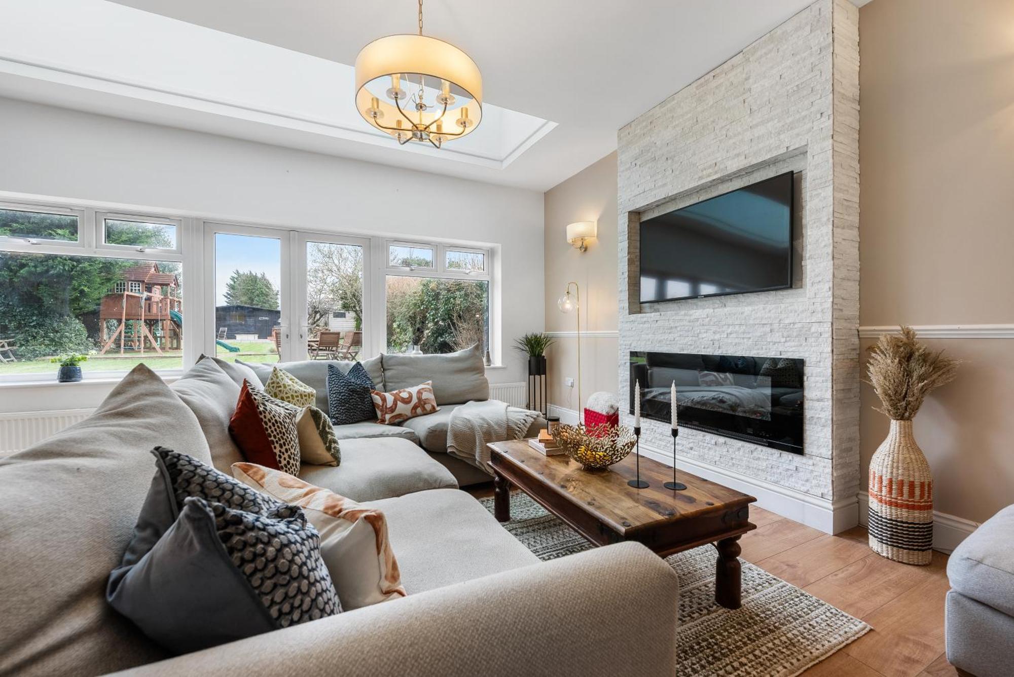 Long Term And Summer Special Offer! 5-Bedroom Spacious, Stunning Design, Sociable Areas & Cosy House Near South Downs Park, Sleeps 11 With Games Room, Private Parking And Garden- By Blue Puffin Stays วอเตอร์ลูวิลล์ ภายนอก รูปภาพ
