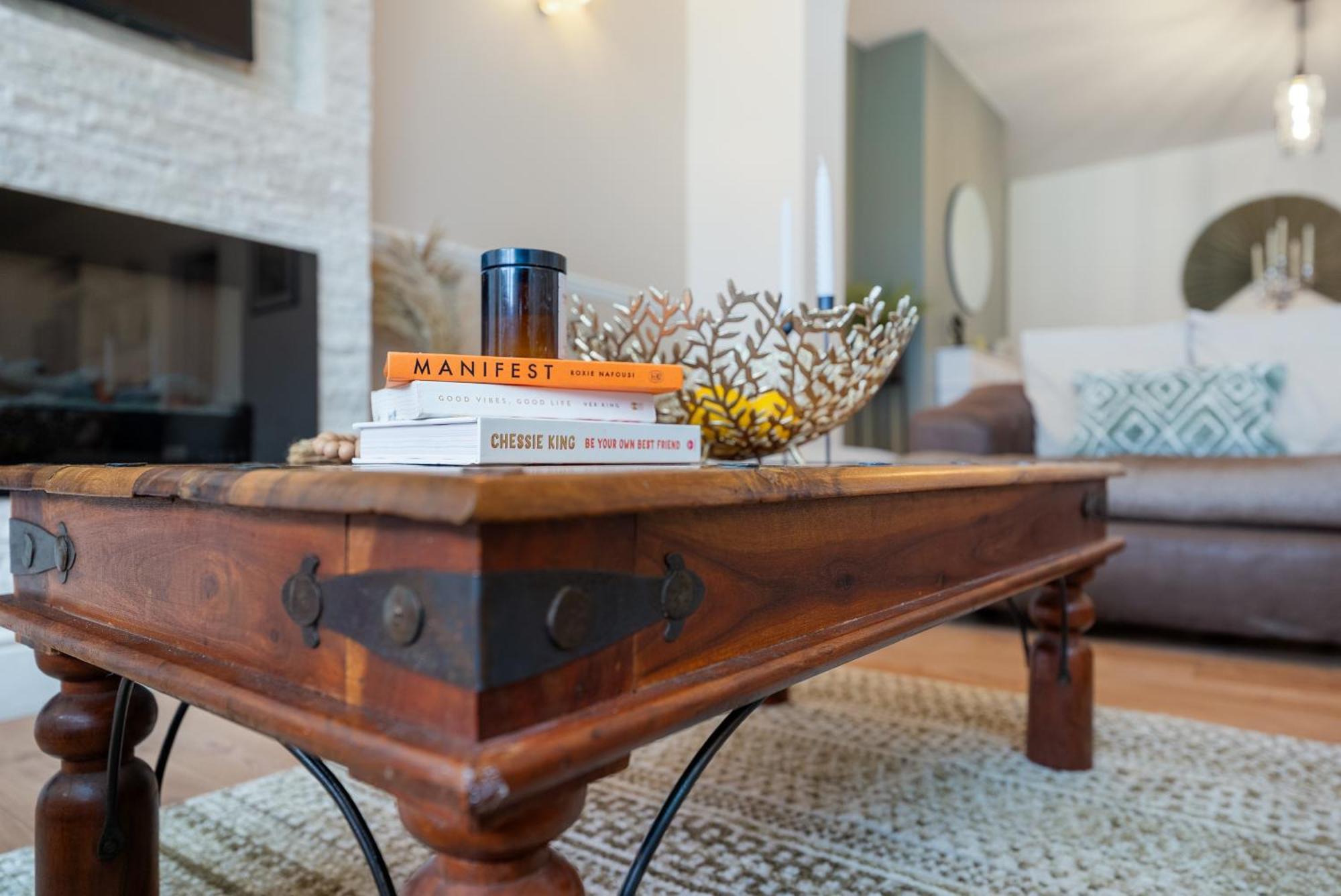 Long Term And Summer Special Offer! 5-Bedroom Spacious, Stunning Design, Sociable Areas & Cosy House Near South Downs Park, Sleeps 11 With Games Room, Private Parking And Garden- By Blue Puffin Stays วอเตอร์ลูวิลล์ ภายนอก รูปภาพ