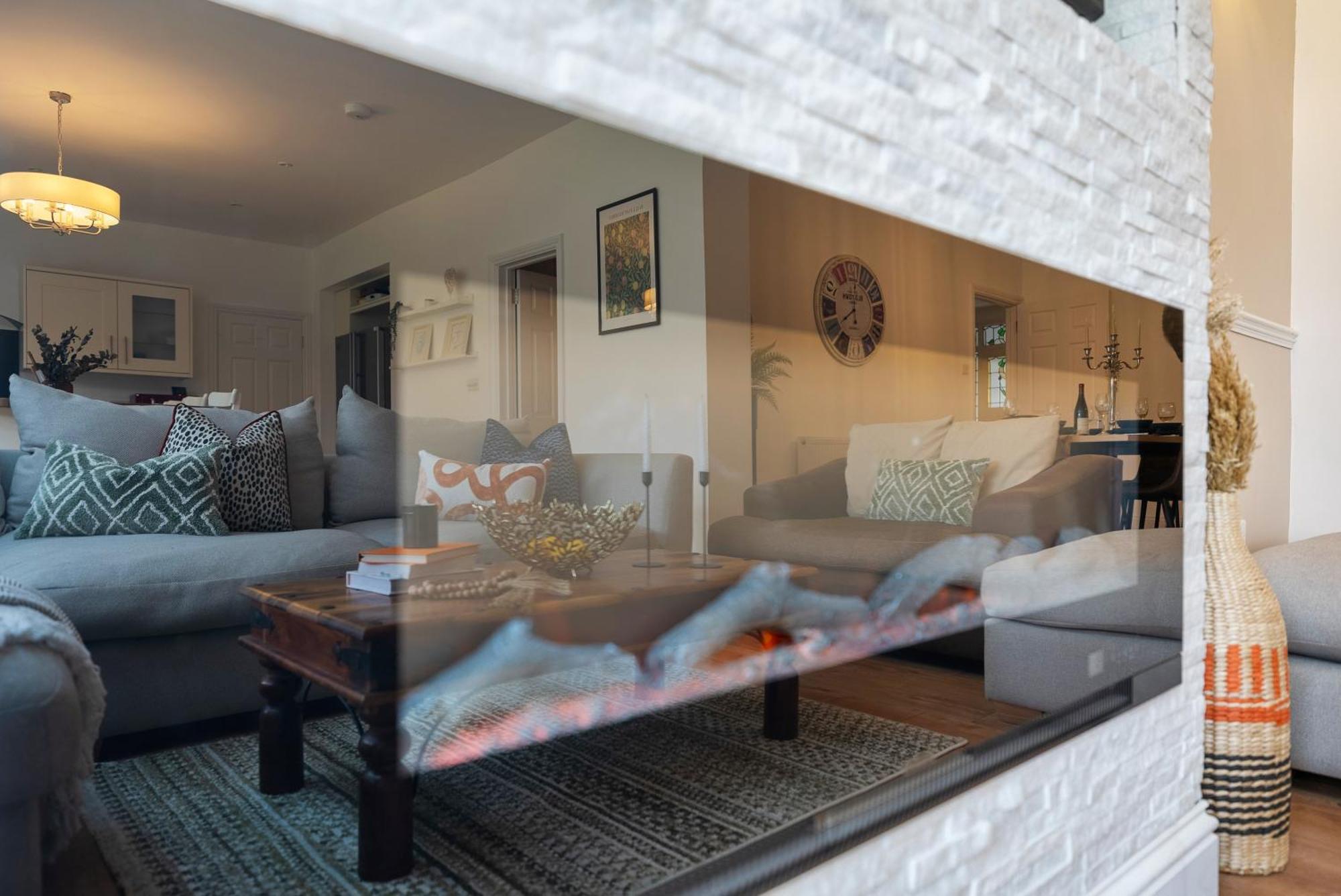 Long Term And Summer Special Offer! 5-Bedroom Spacious, Stunning Design, Sociable Areas & Cosy House Near South Downs Park, Sleeps 11 With Games Room, Private Parking And Garden- By Blue Puffin Stays วอเตอร์ลูวิลล์ ภายนอก รูปภาพ